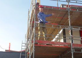 Daniel viser det nye vindfang.